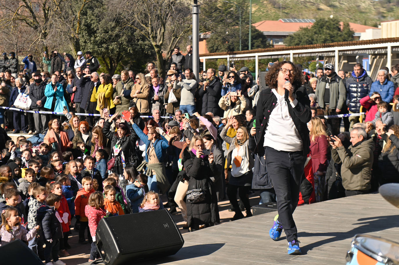 El grupo Happening canta &#039;Alto el fuego&#039; en la plaza de la Solidaridad