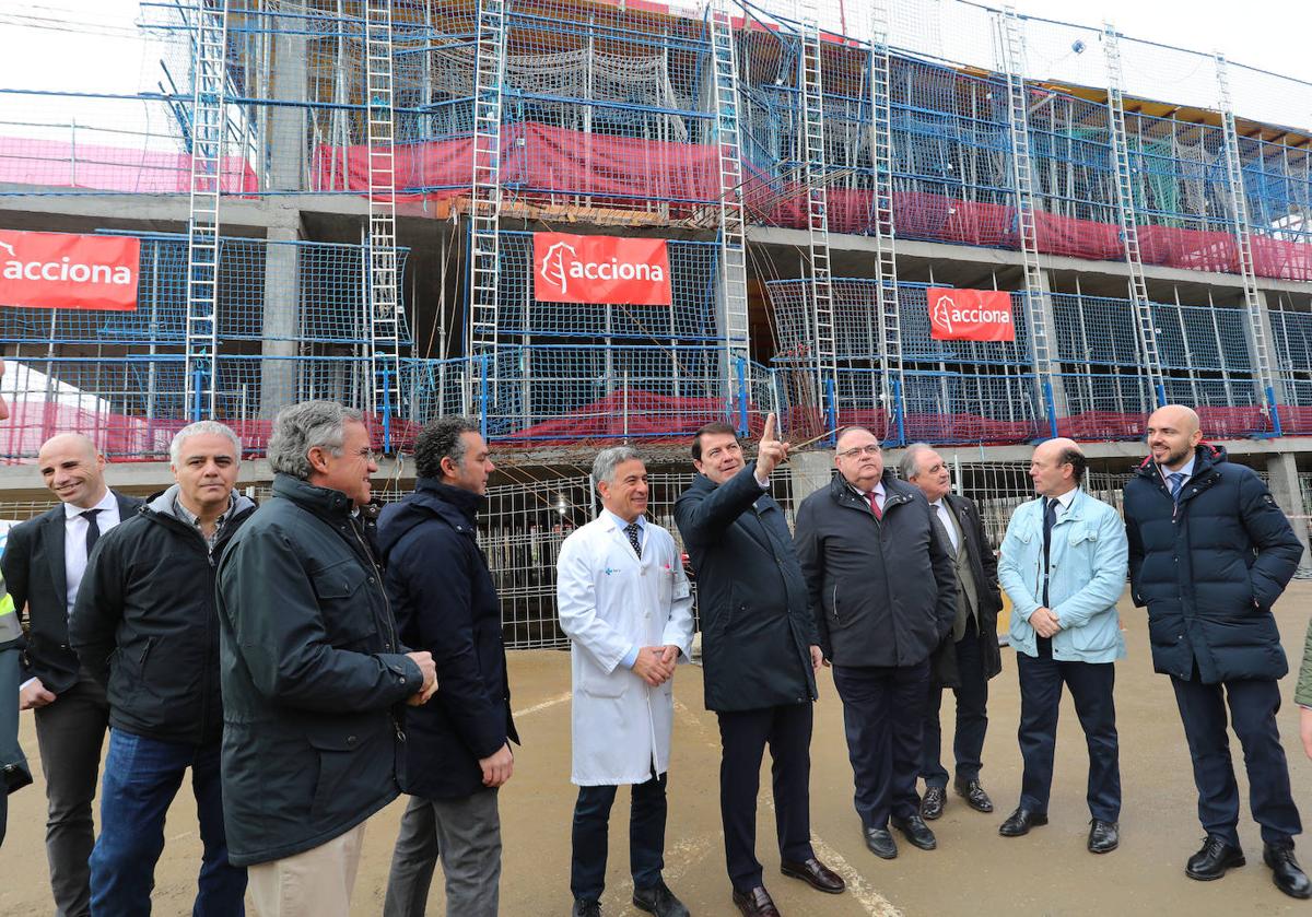 El presidente de la Junta visita las obras del nuevo bloque técnico del Hospital de Palencia.