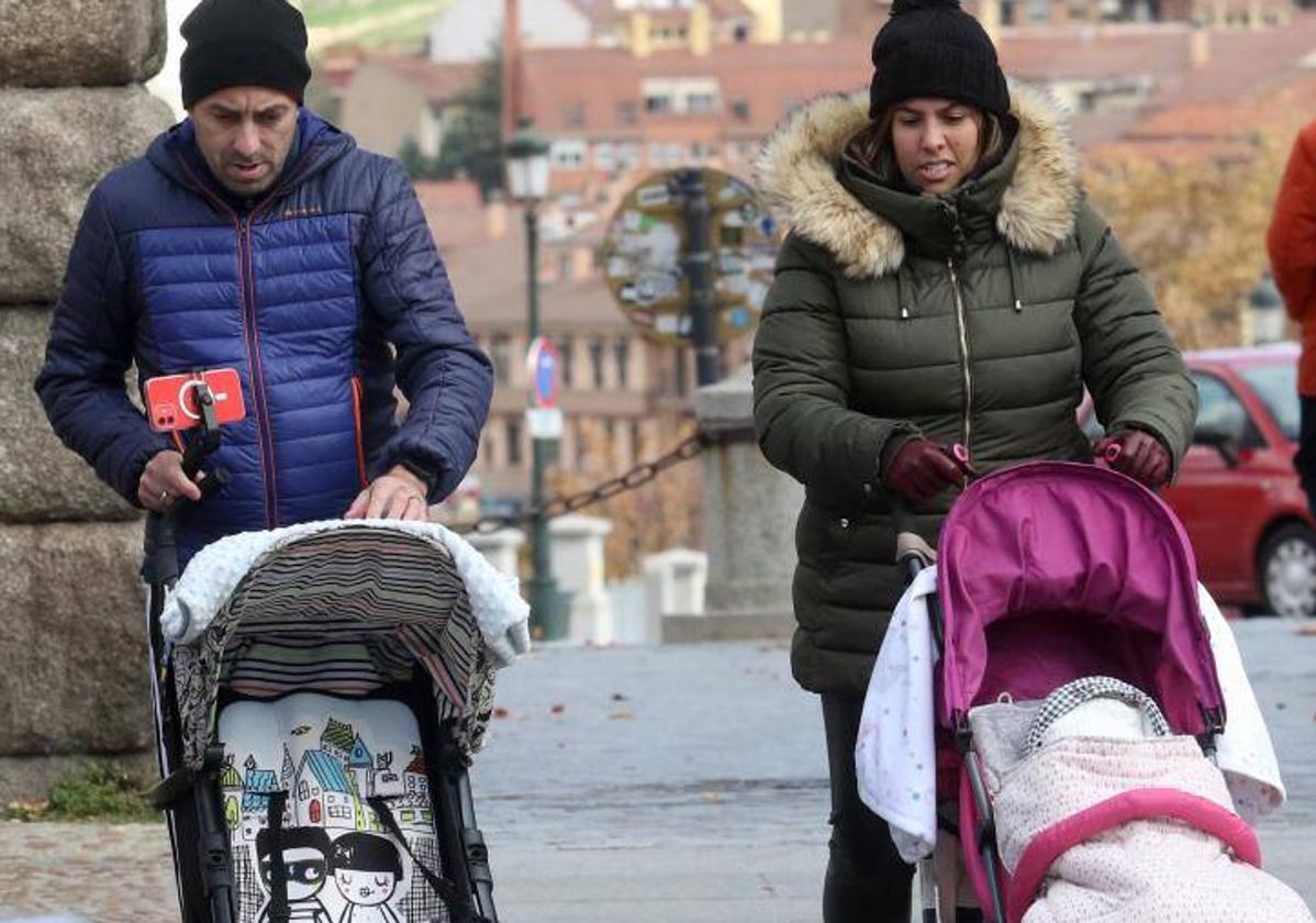 Una pareja empuja dos carritos en Segovia, en una imagen de archivo.