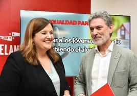 Clara Martín y José Luis Vázquez, en la sede del PSOE de Segovia.