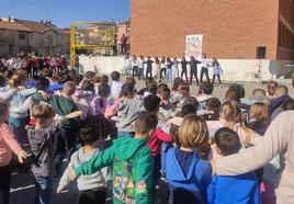 Un momento de la celebración en el patio del colegio.