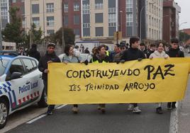 Alumnos del instituto Trinidad Arroyo recorren el entorno del centro para clamar por la paz.