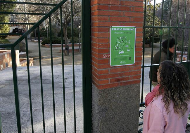 Cartel de espacio sin humo en el jardín botánico.