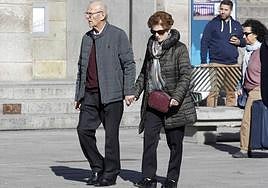 Una pareja pasea por la provincia de Segovia.