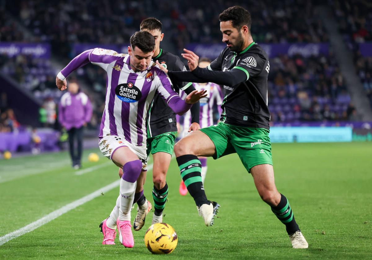 Luis Pérez progresa por la derecha durante el partido ante el Racing.