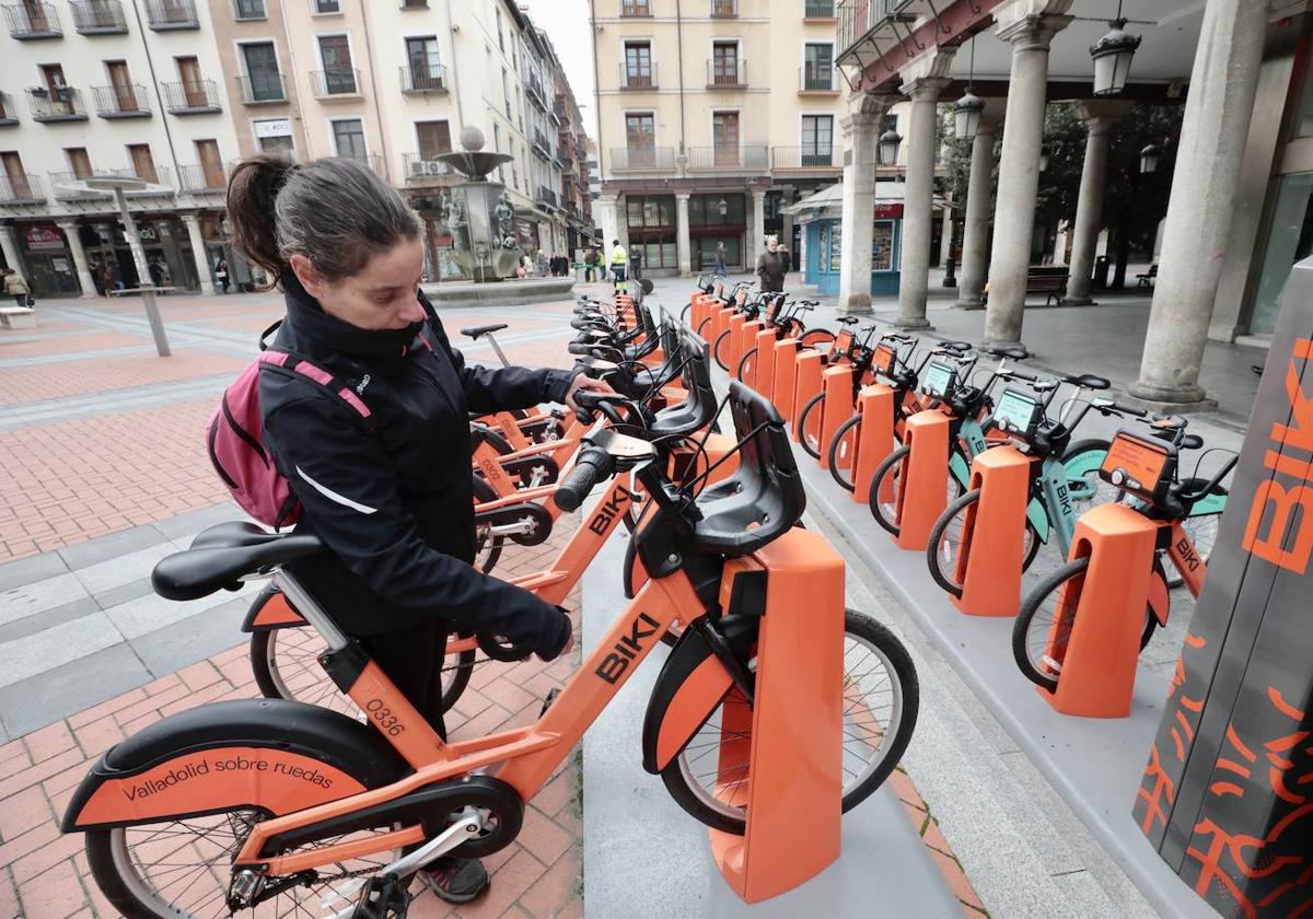 Una usuaria coge una bici en la estación de Fuente Dorada.