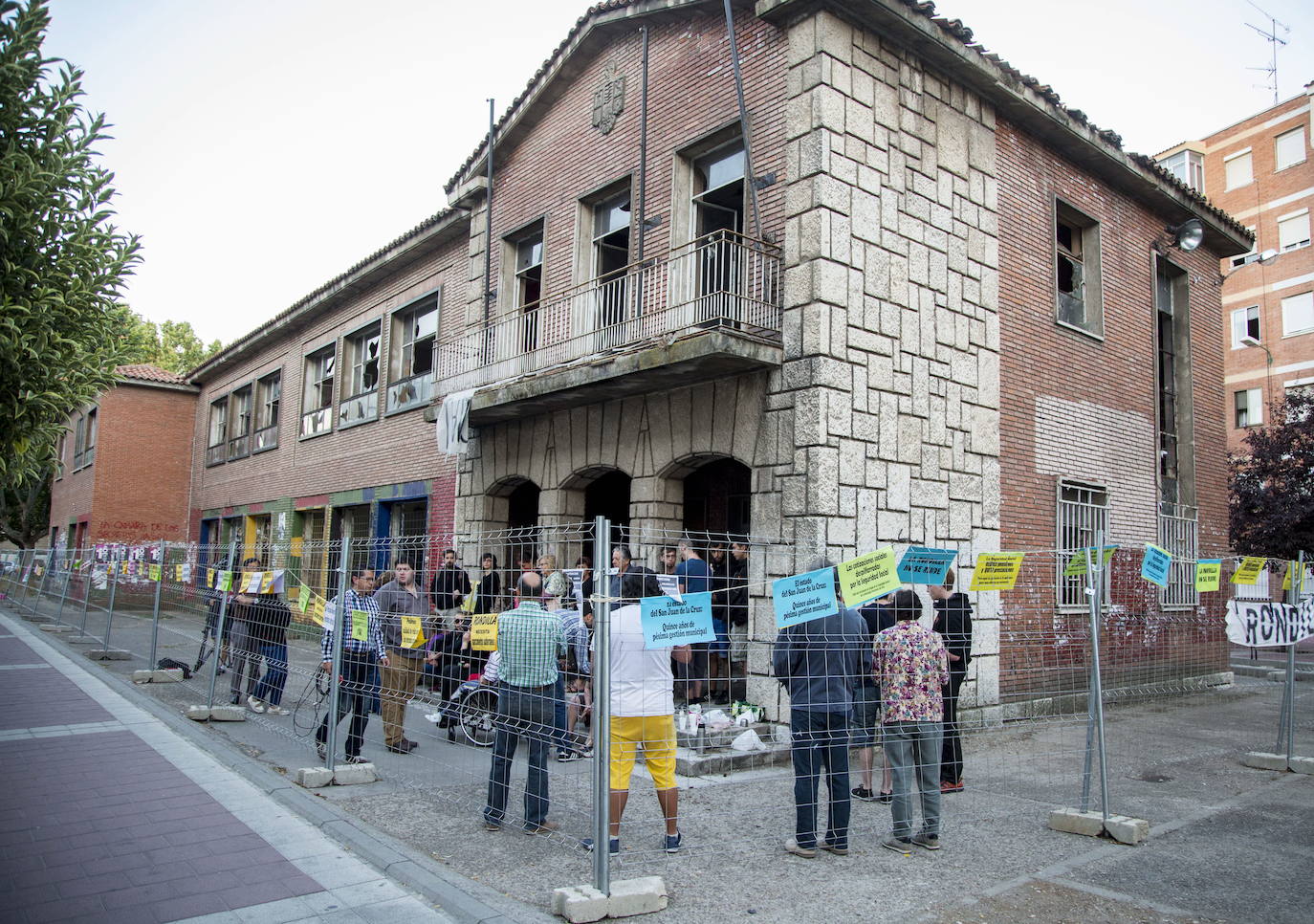 Varias personas protestan en 2016 contra la decisión de derribar el colegio.