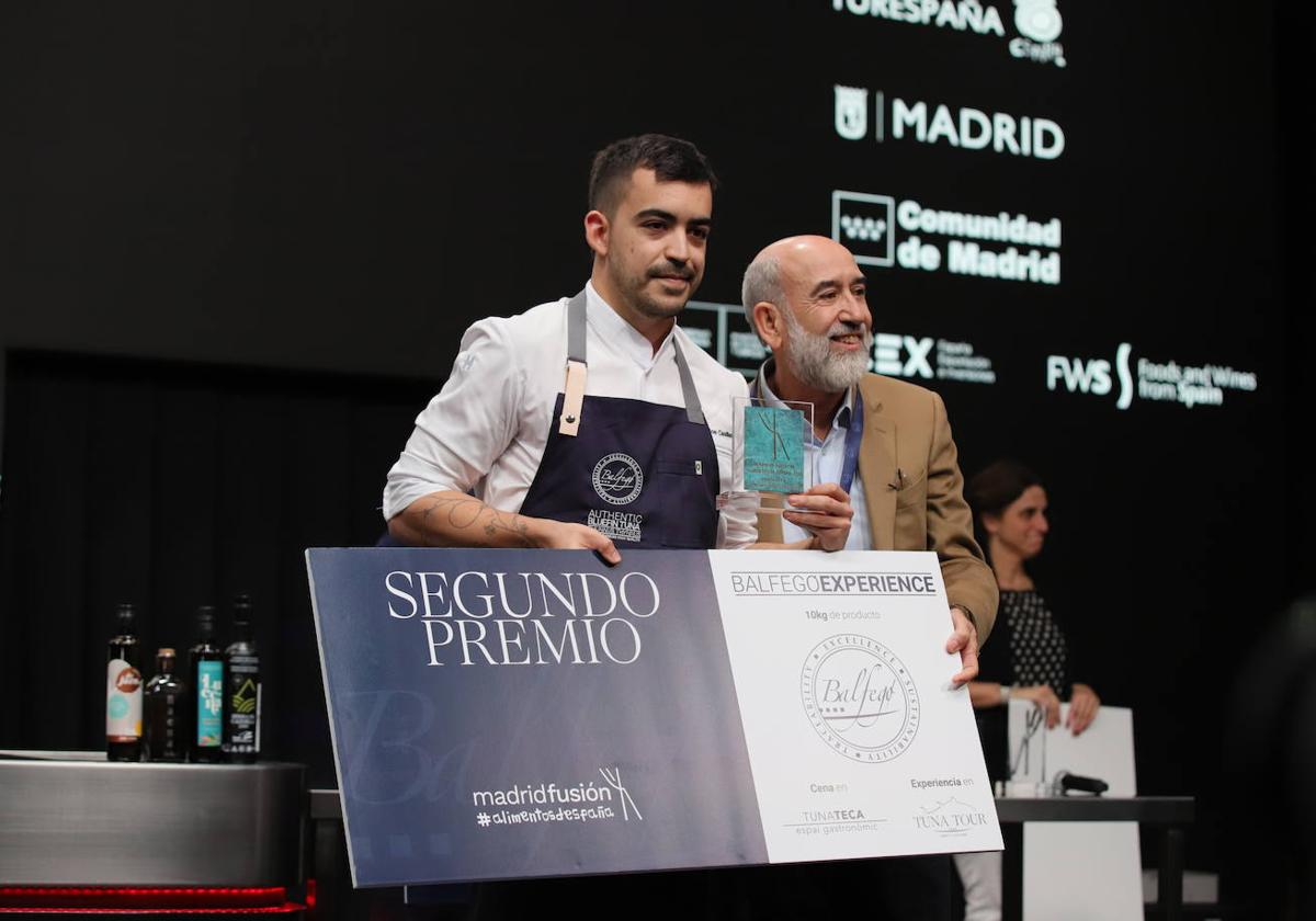 Carlos Casillas muestra su premio en uno de los escenarios de Madrid Fusión.