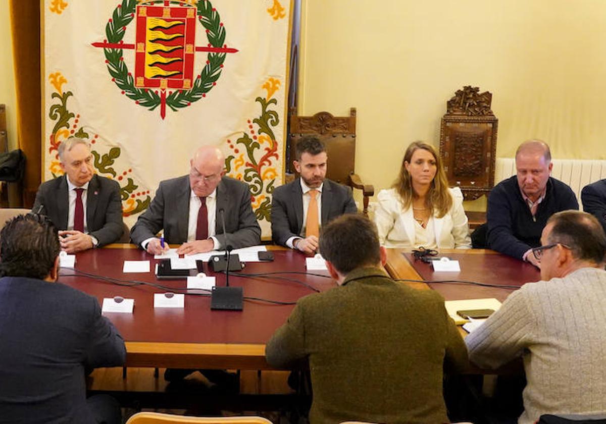 Carnero preside la segunda sesión de la Mesa del Soterramiento.