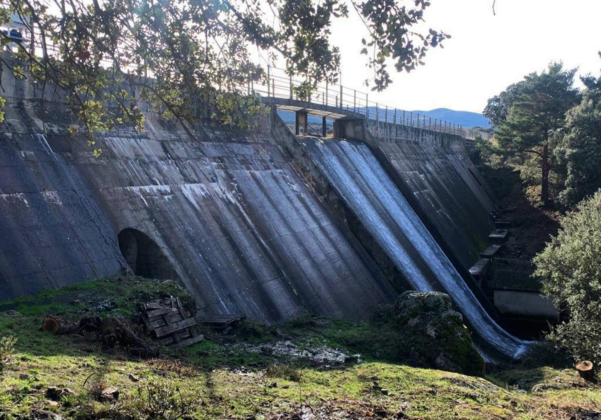 Vista de la presa del río Peces, en Navas de Riofrío, tras su reparación.