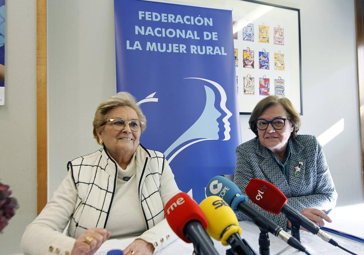 Juana Borrego (i) y Elena García Gil, durante su comparecencia.