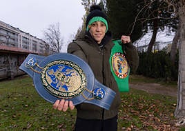 Isabel Rivero posa con su cinturón de campeona continental.