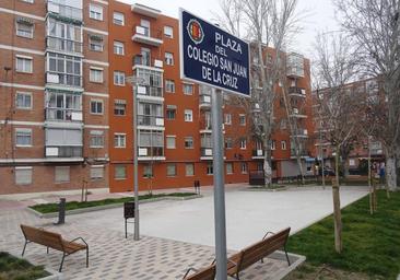 La plaza del San Juan de la Cruz espera sus columpios desde hace un año