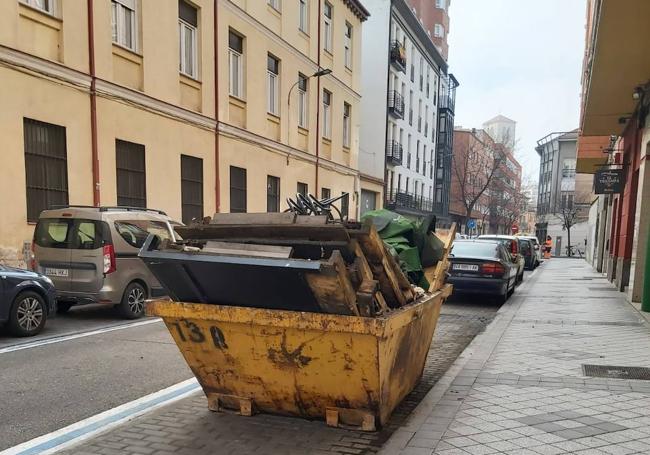 Contenedor en la calle Empecinado con los restos de la terraza de la Ronería Tiki Domingo