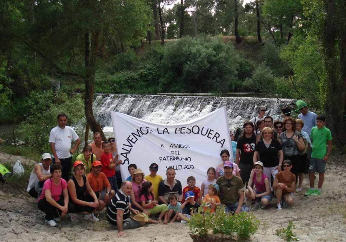 Protesta en 2011 de vecinos de Vallalado contra la demolición de la pesquera.