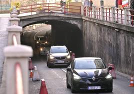 Cuatro coches circulan por el túnel de Labradores en dirección al centro. El interior está vallado para que los vehículos discurran por la parte central del paso.