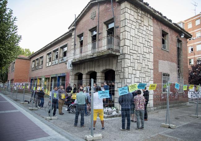 Protesta vecinal en 2016 ante el antiguo colegio San Juan de la Cruz, poco antes de que fuera demolido.