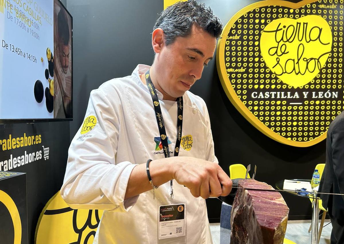 Imagen secundaria 1 - Degustaciones de queso, cecina y jamón ibérico en el expositor de Tierra de Sabor. S. G.