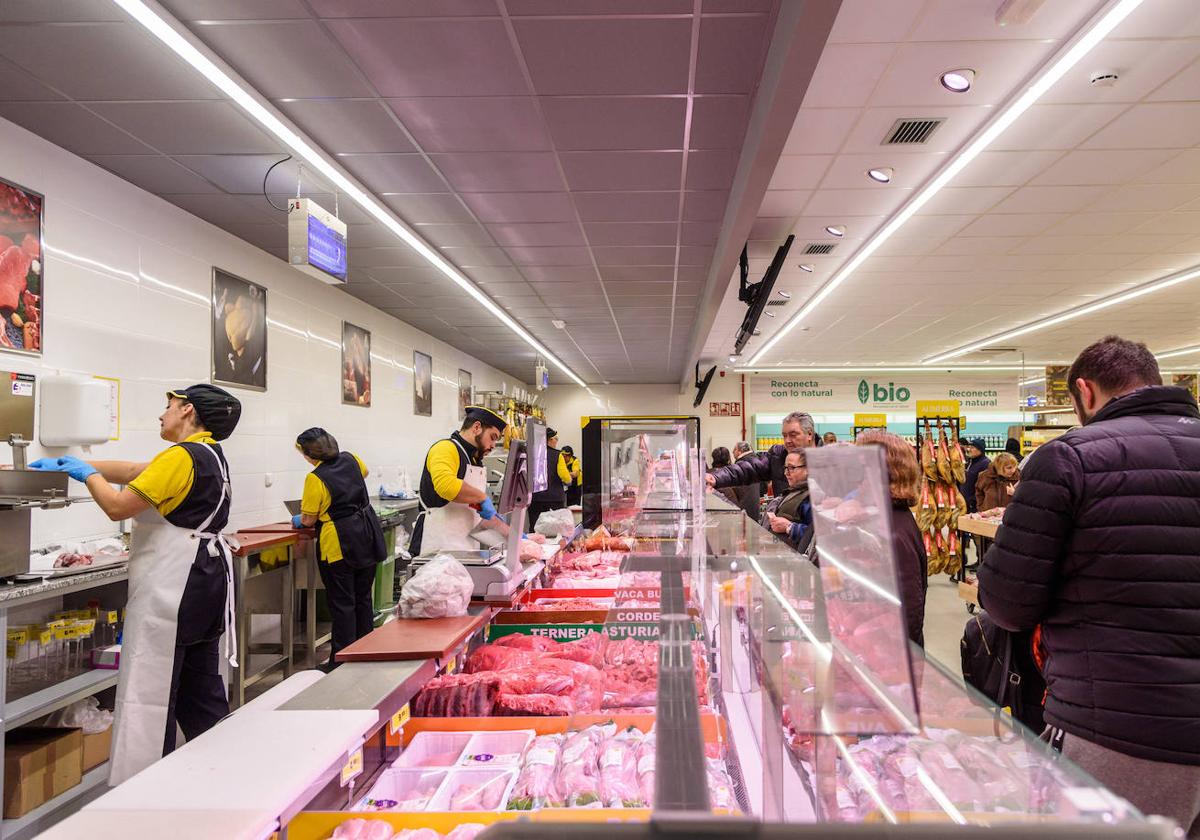 Clientes este jueves en el nuevo supermercado de Alimerka en Valladolid.