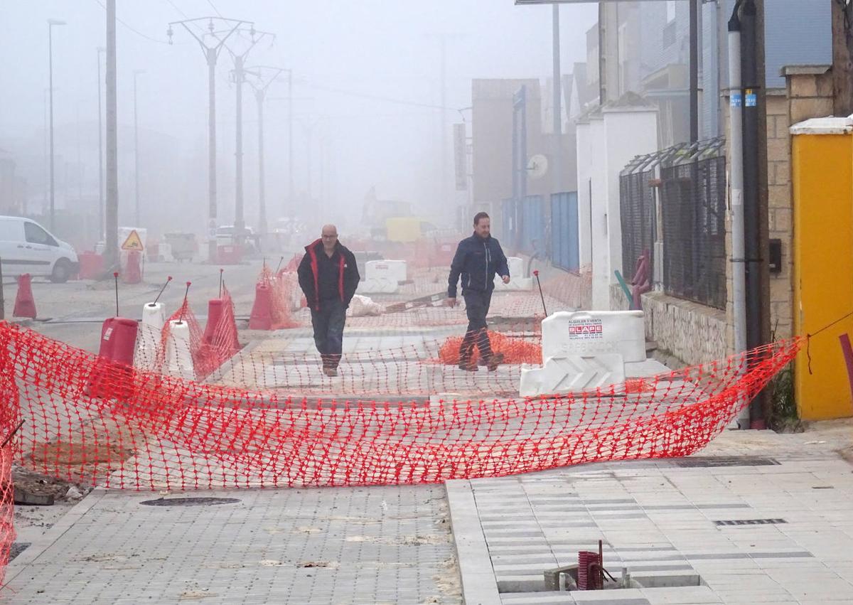 Imagen secundaria 1 - Arriba, señalización en la entrada a la avenida de El Norte de Castilla desde Daniel del Olmo y las torretas de la luz de las medianas. Debajo, a la izquierda, aceras adoquinadas en la avenida. A la deredcha, atascos (el miércoles al mediodía) en la salida de Vázquez de Menchaca a la avenida de Zamora.