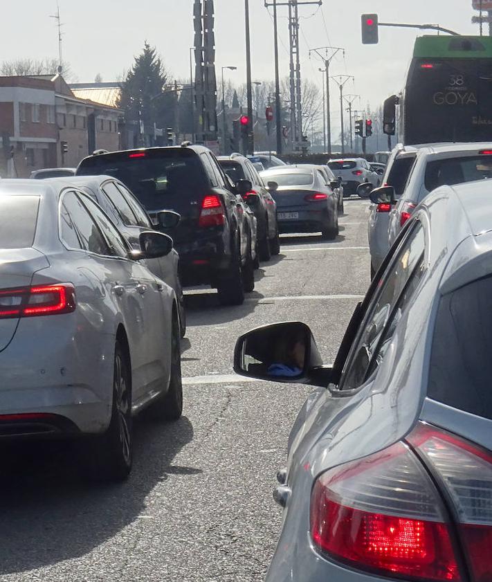 Imagen secundaria 2 - Arriba, señalización en la entrada a la avenida de El Norte de Castilla desde Daniel del Olmo y las torretas de la luz de las medianas. Debajo, a la izquierda, aceras adoquinadas en la avenida. A la deredcha, atascos (el miércoles al mediodía) en la salida de Vázquez de Menchaca a la avenida de Zamora.