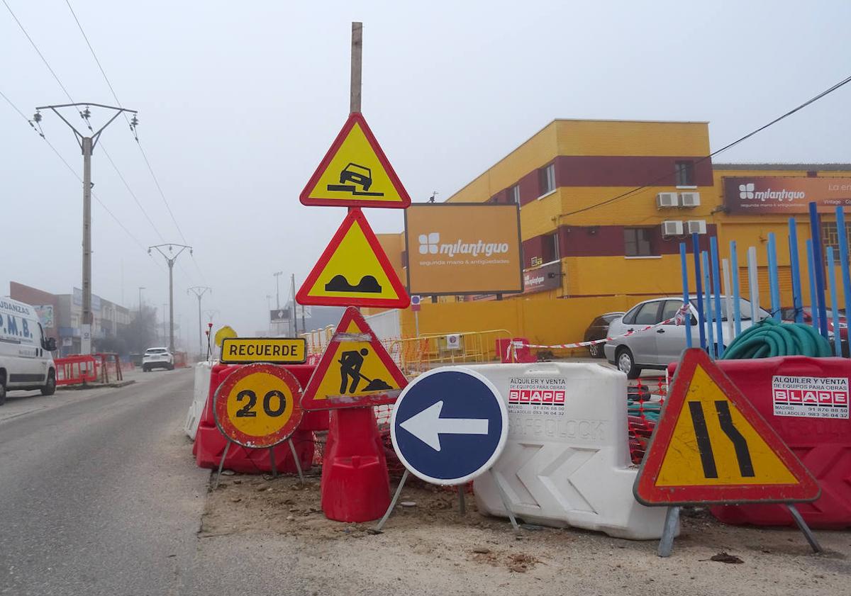 Imagen principal - Arriba, señalización en la entrada a la avenida de El Norte de Castilla desde Daniel del Olmo y las torretas de la luz de las medianas. Debajo, a la izquierda, aceras adoquinadas en la avenida. A la deredcha, atascos (el miércoles al mediodía) en la salida de Vázquez de Menchaca a la avenida de Zamora.