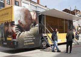 Imagen de archivo del autobús informativo sobre el Ingreso Mínimo Vital en Palencia.