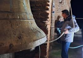 El cronista Miguel Ángel Cañibano hace sonar las campanas.