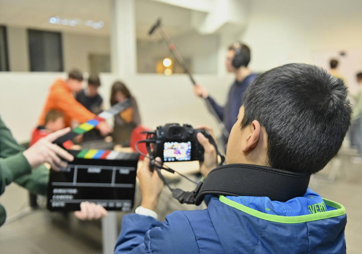 Alumnos de la asociación Pajarillos Educa realizando cortos por la semana de los Goya.