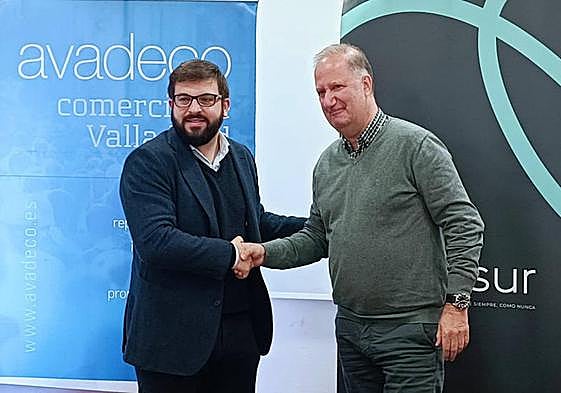El gerente de Vallsur, Pablo Pérez, y el presidente de Avadeco, Rafael Monedero, tras la firma del acuerdo.