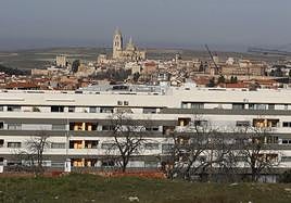 Un bloque de viviendas de reciente construcción frente al casco histórico de la ciudad de Segovia.
