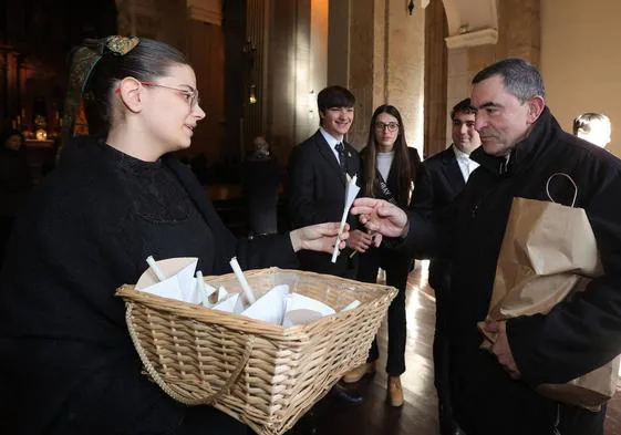 El obispo coge una candela a su llegada a la iglesia de la Compañía.