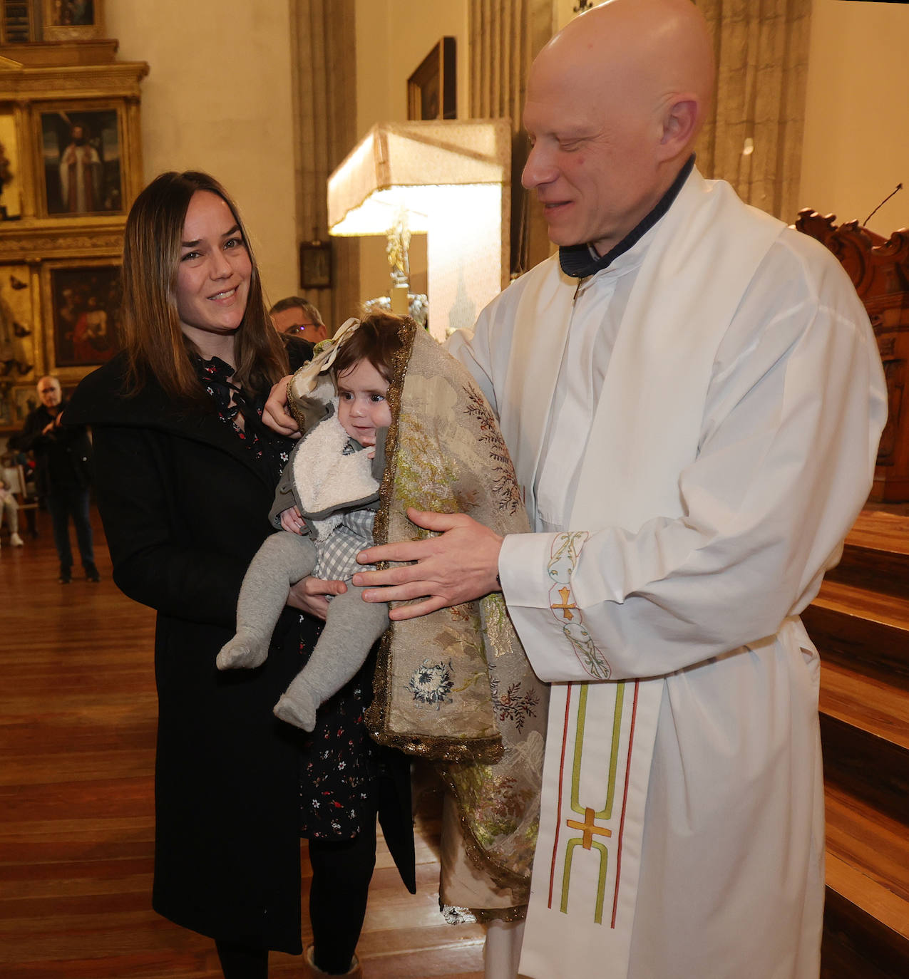 Los niños, bajo el manto de la patrona