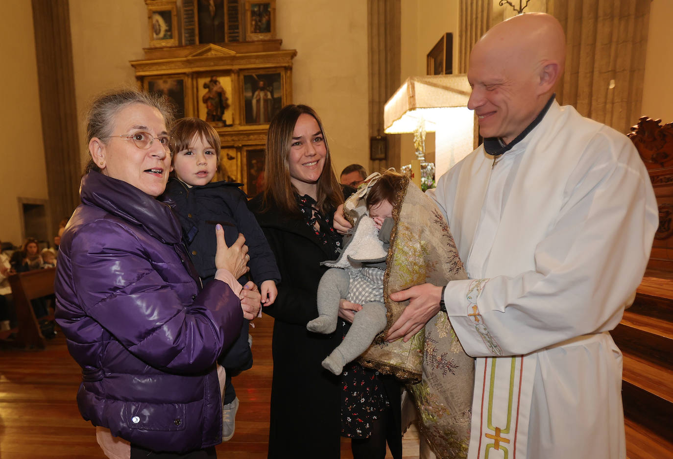 Los niños, bajo el manto de la patrona