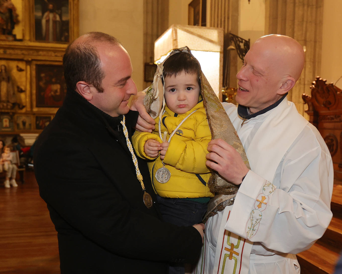 Los niños, bajo el manto de la patrona
