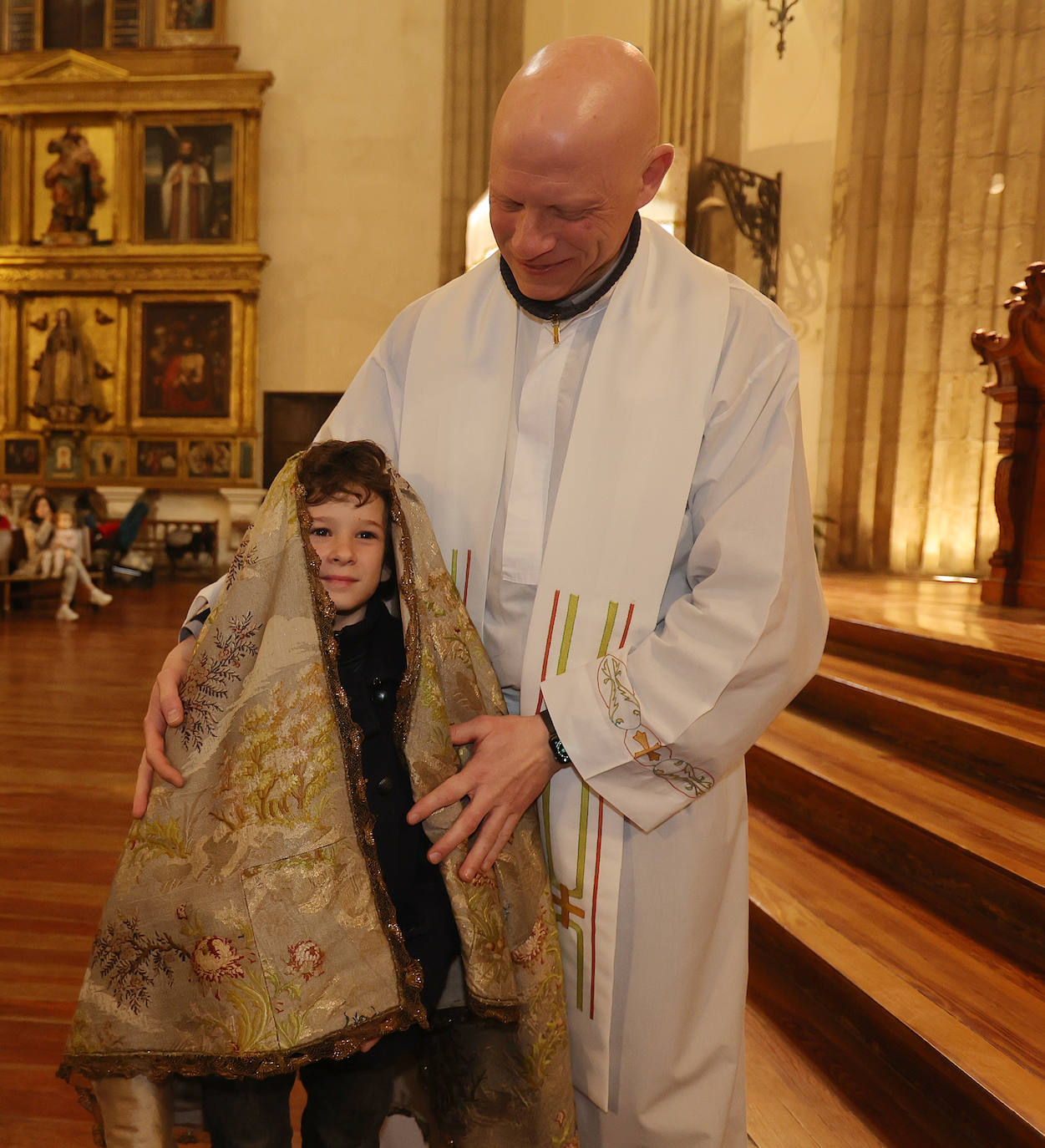 Los niños, bajo el manto de la patrona
