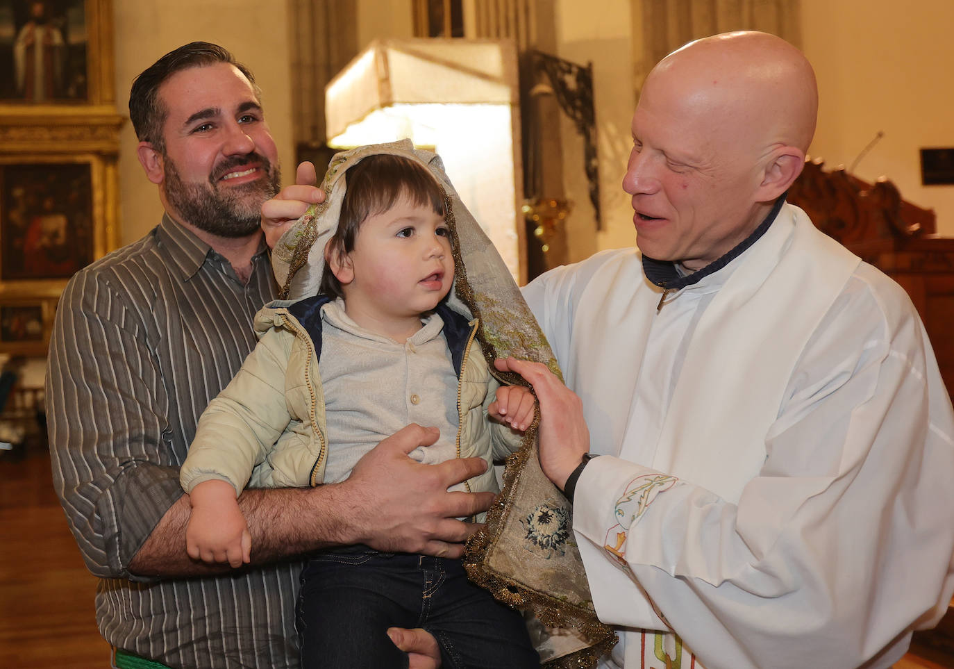 Los niños, bajo el manto de la patrona