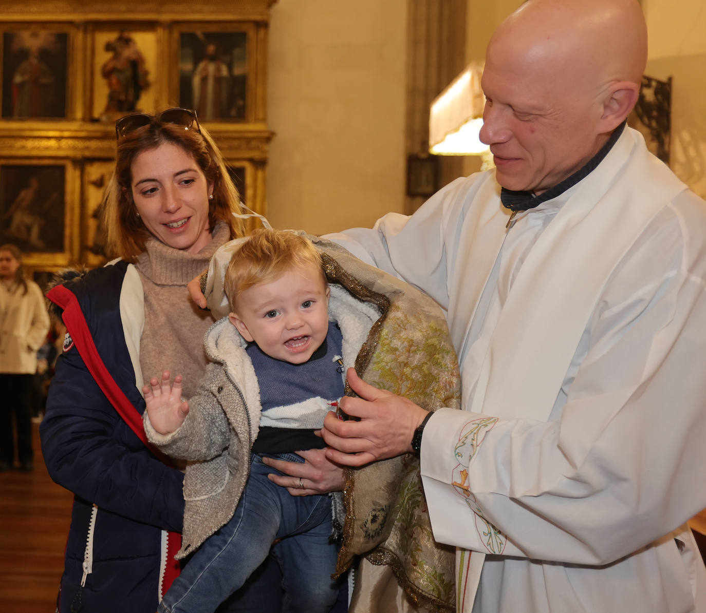 Los niños, bajo el manto de la patrona