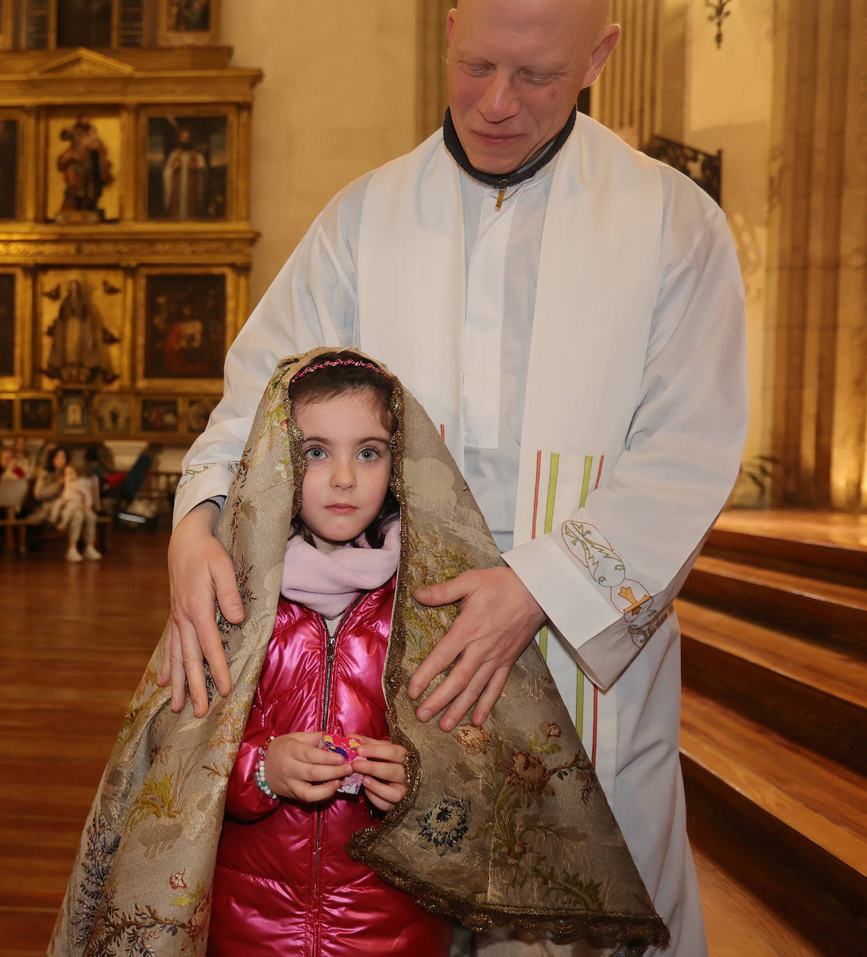 Los niños, bajo el manto de la patrona