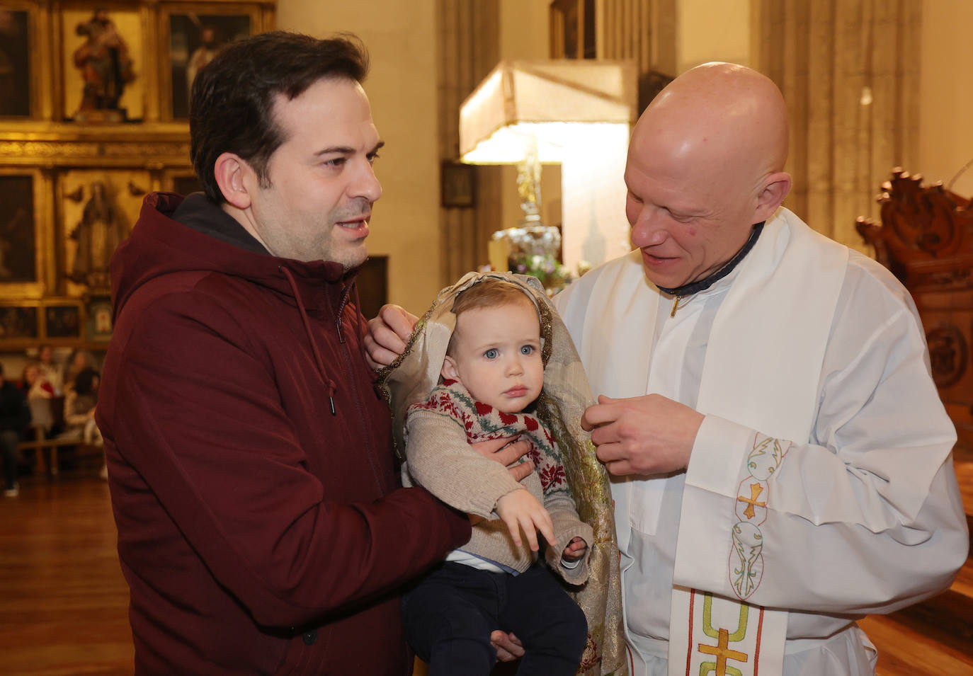 Los niños, bajo el manto de la patrona