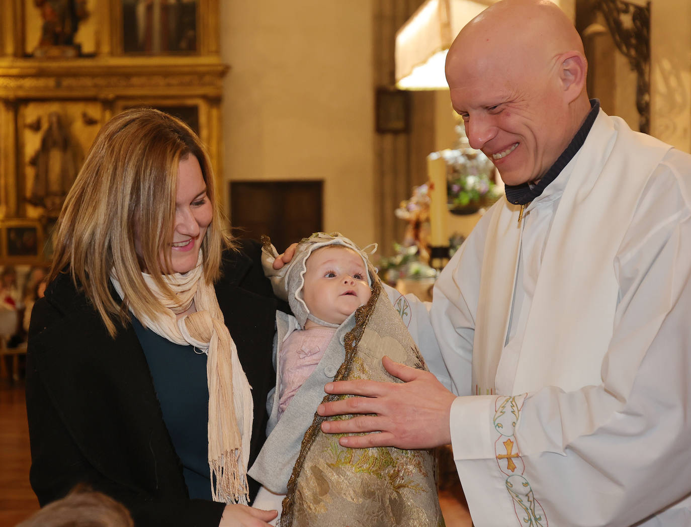 Los niños, bajo el manto de la patrona