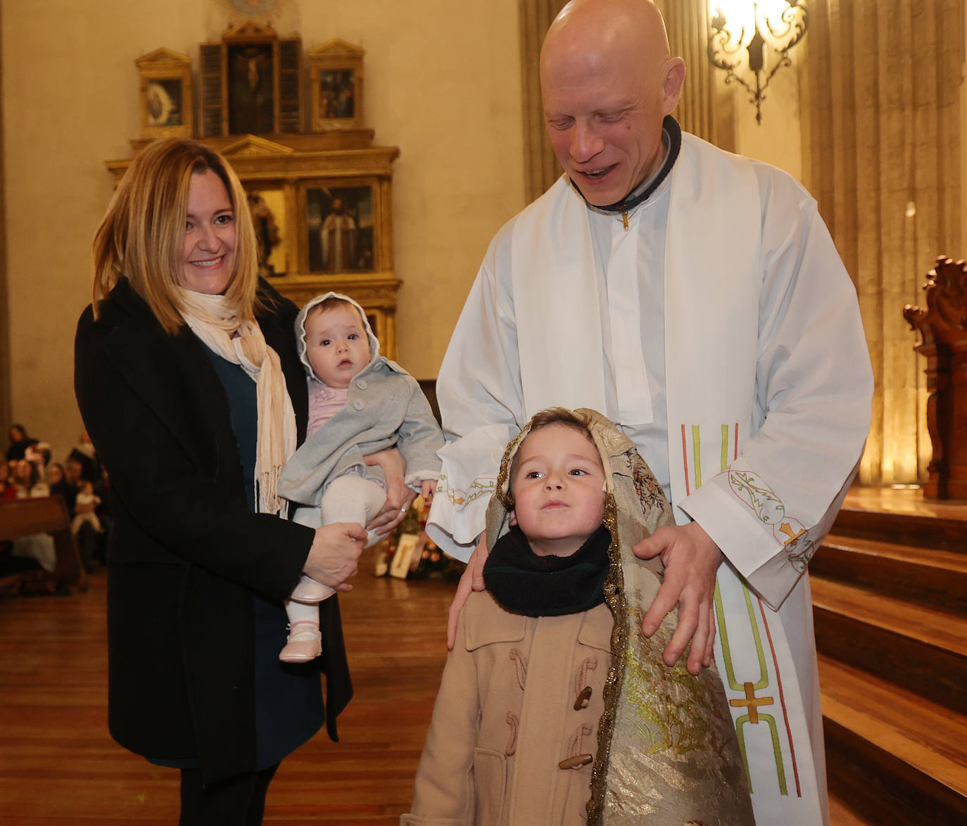 Los niños, bajo el manto de la patrona