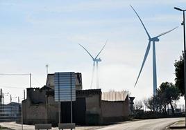 Molinos próximos a Castromonte, uno de los pueblos que ha llevado a cabo proyectos gracias a los ingresos por la energía eólica.