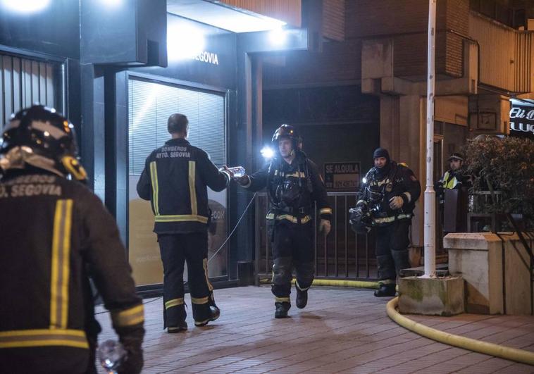 Bomberos acceden al garaje para tratar de sofocar la humareda.