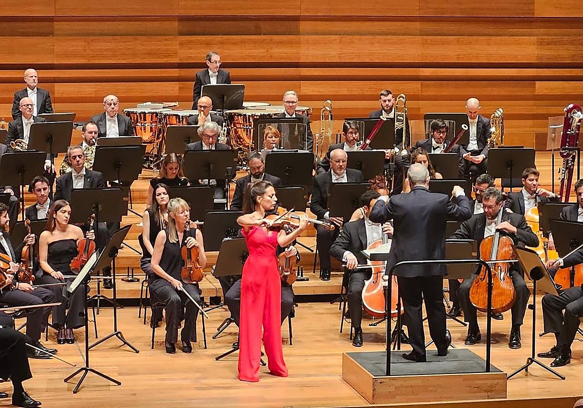 Leticia Moreno, con la OSCyL y Pons en el podio.