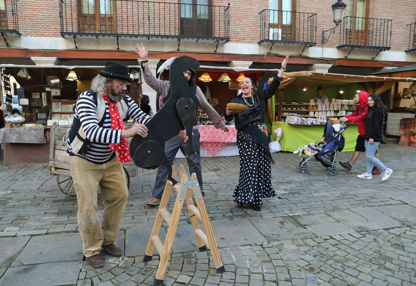 La Plaza Mayor de Palencia más artesana en la fiesta de las Candelas