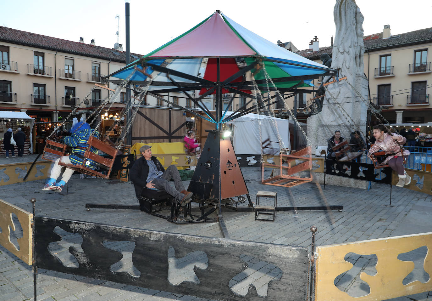 La Plaza Mayor de Palencia más artesana en la fiesta de las Candelas