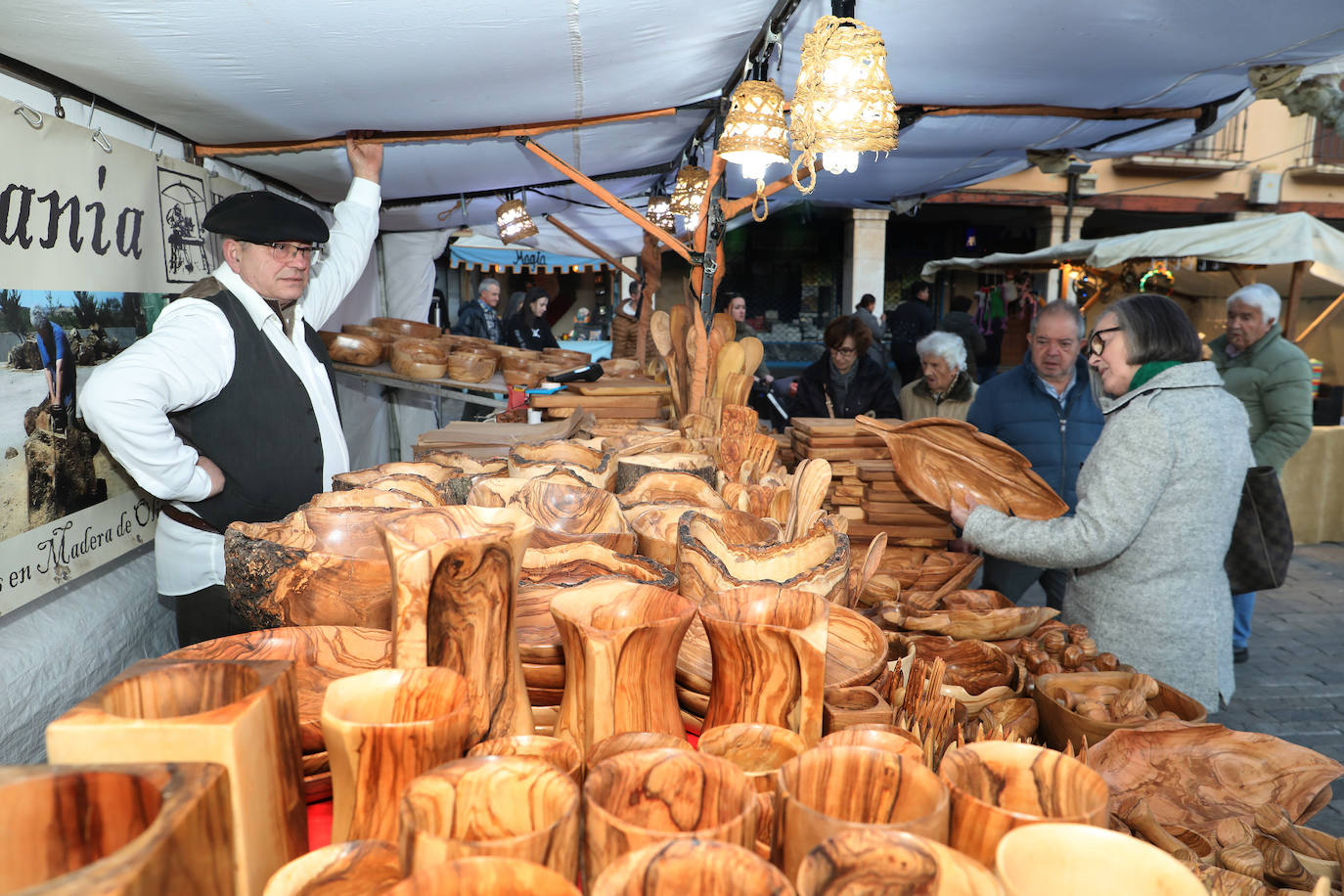 La Plaza Mayor de Palencia más artesana en la fiesta de las Candelas