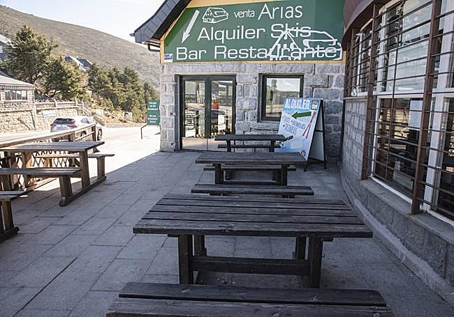 Tienda de alquiler de esquíes, este viernes al mediodía, cerrada.