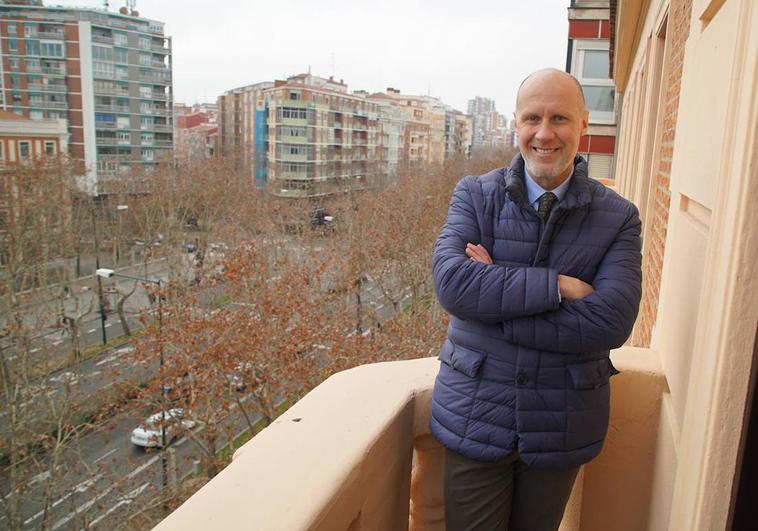 Miguel Ángel de Fuentes de Finvall en el mirador de este gran piso